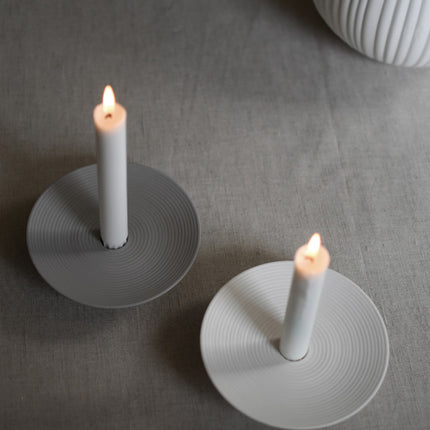 Tveta lysestake for kronelys, hvit D15cm