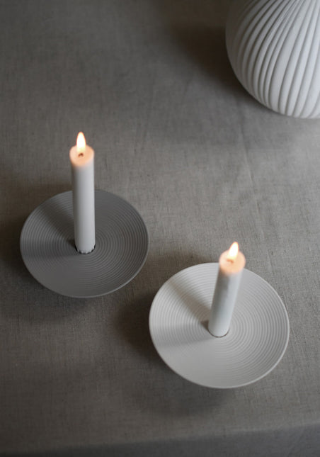 Tveta lysestake for kronelys, hvit keramikk, D15cm