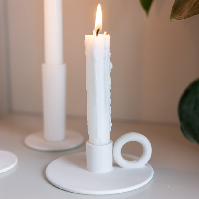 Smedbyn lysestake i hvit keramikk