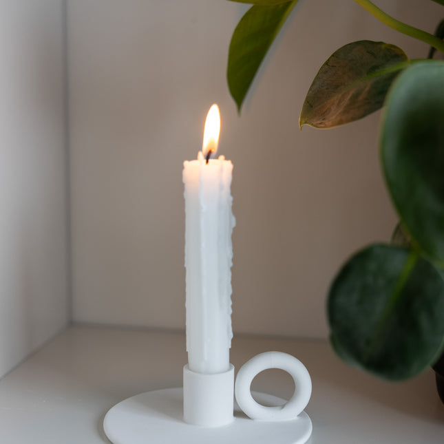 Smedbyn lysestake i hvit keramikk