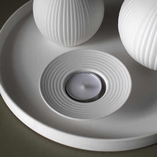 Tveta lysestake for telys i kvit keramikk, liten