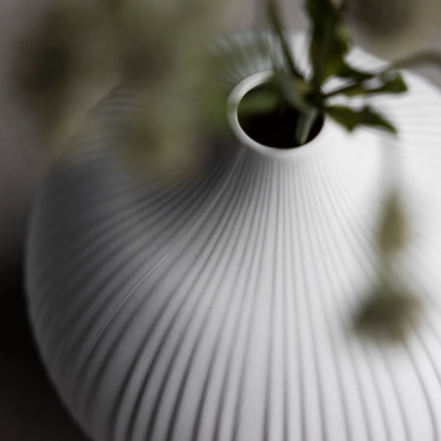 Frøbakken hvit vase i keramikk, 13 cm