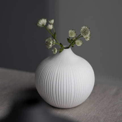 Frøbakken hvit vase i keramikk, 13 cm