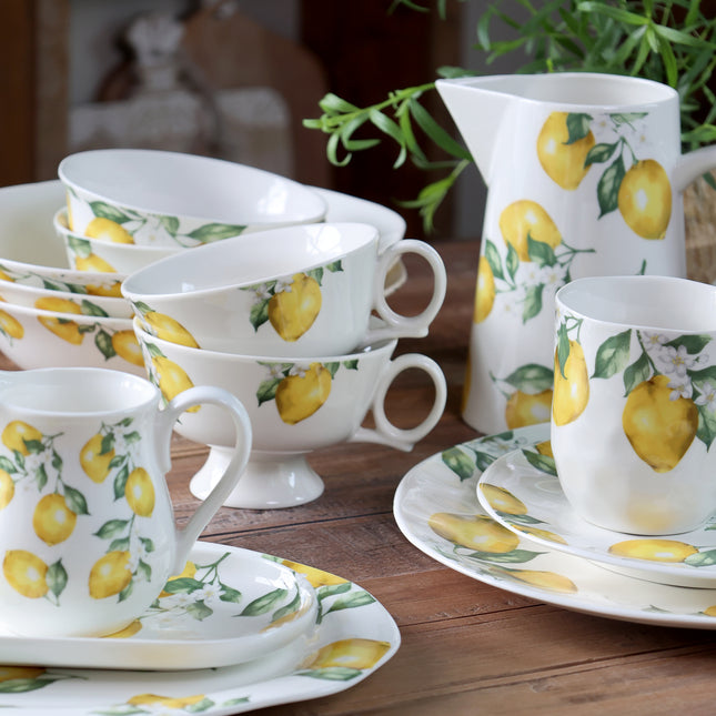 Lite fat eller tallerken i porselen med sitroner