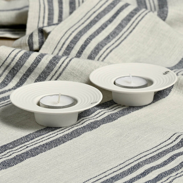 Tveta lysestake for telys i kvit keramikk, liten