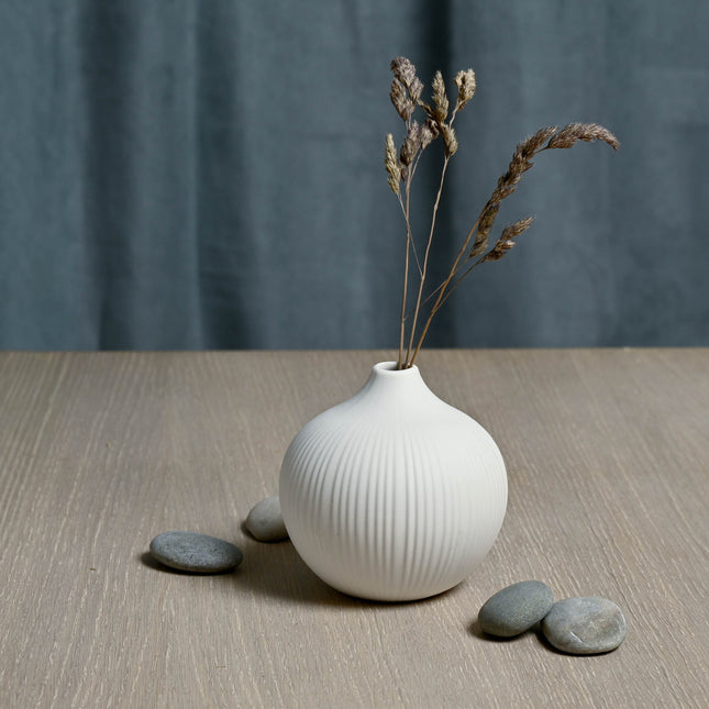 Frøbakken hvit vase i keramikk, 13 cm