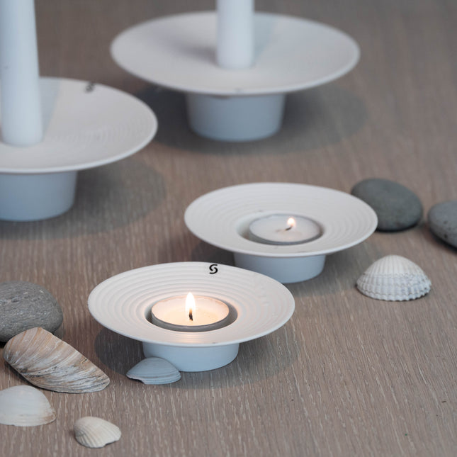 Tveta lysestake for telys i kvit keramikk, liten