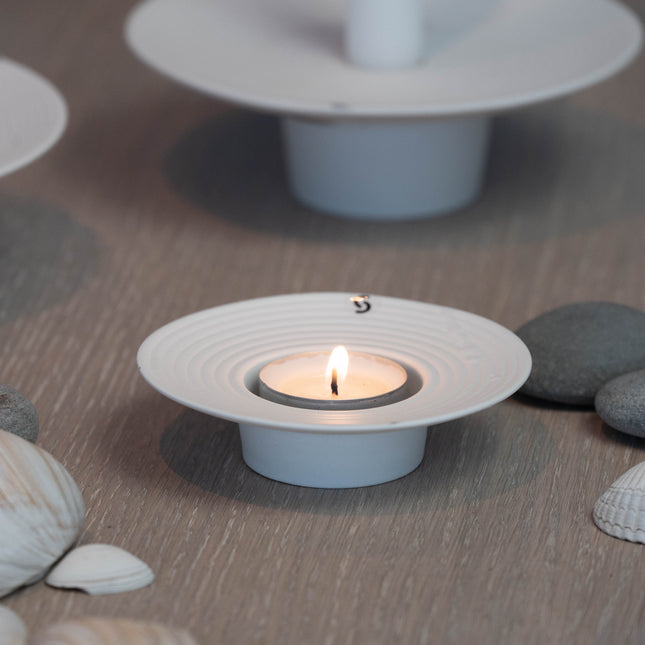 Tveta lysestake for telys i kvit keramikk, liten