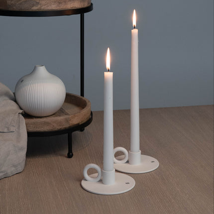 Smedbyn lysestake i hvit keramikk