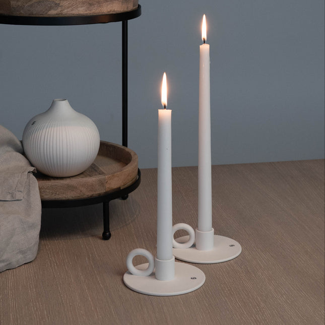 Smedbyn lysestake i hvit keramikk