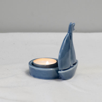 Lysholder for telys, blå seilbåt