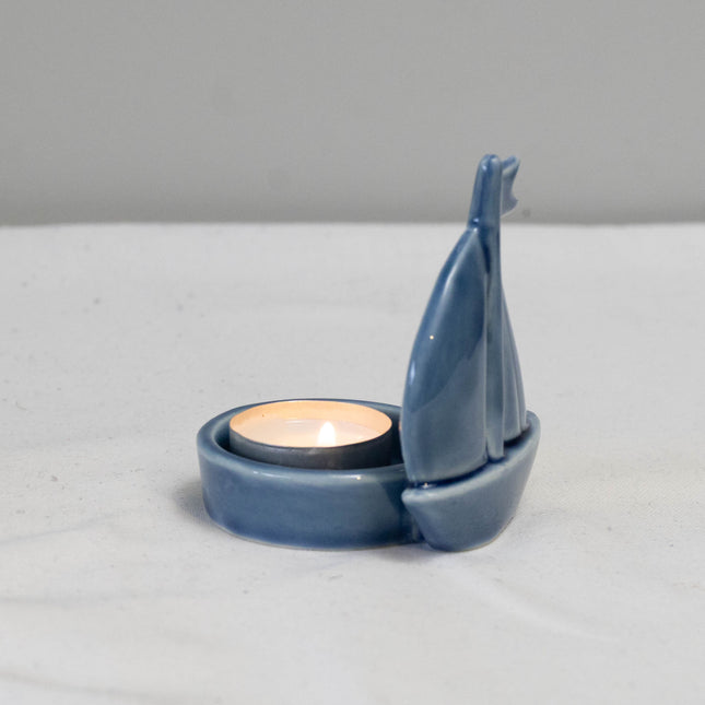 Lysholder for telys, blå seilbåt