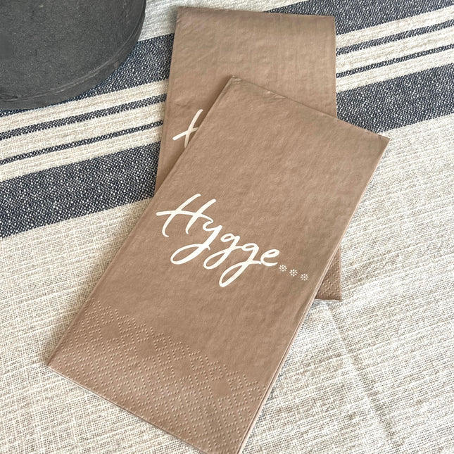 Lysebrun papirserviett med "hygge"