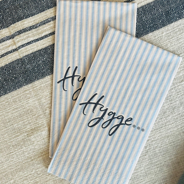 Blåstripet papirserviett med "hygge"