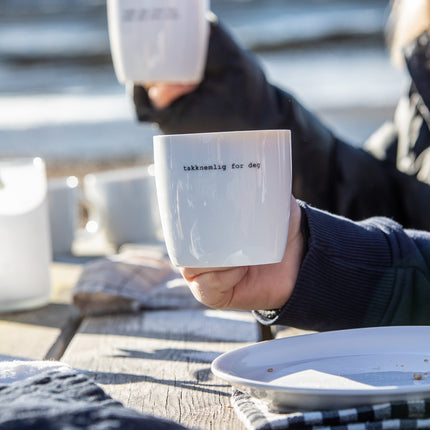 Krus i hvit porselen, "Takknemlig for deg"