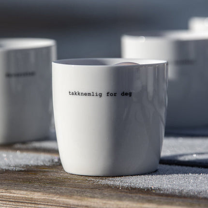 Krus i hvit porselen, "Takknemlig for deg"